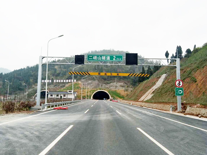 2016年成都簡蒲高速二峨山隧道